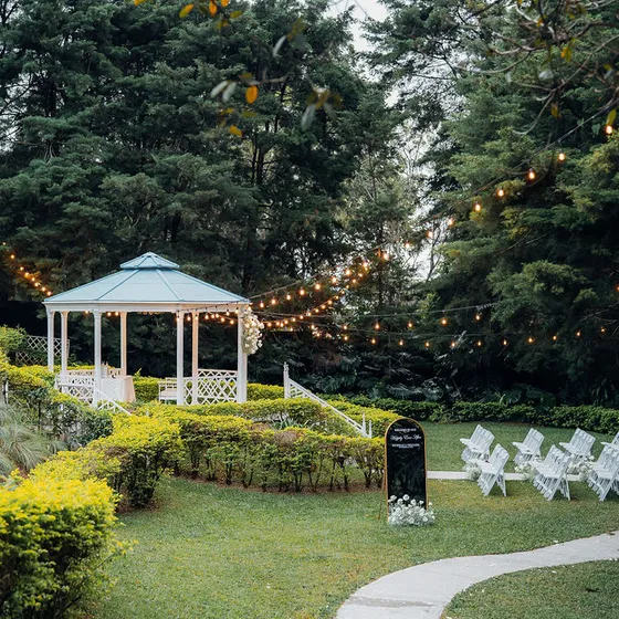 El Gazebo Jardín con las sillas blancas montadas para la ceremonia