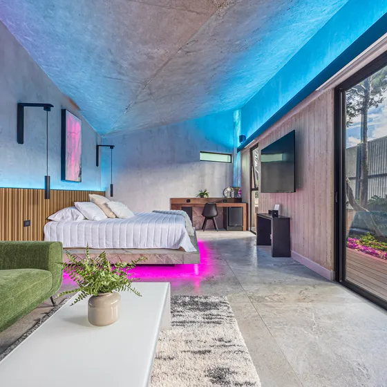 Habitación de Nebulae con iluminación LED de colores sobre el techo de concreto