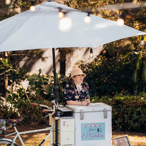 Carrito de helados vintage bajo una sombrilla, en los jardines de Laureal