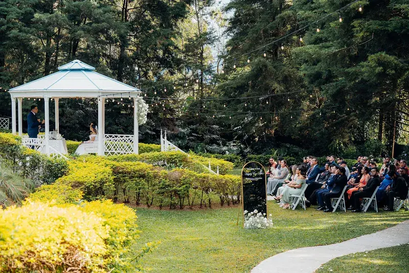 Los jardines de Laureal vistos desde el prado, con el Gazebo Jardín y una ceremonia al fondo