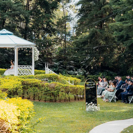 Los jardines de Laureal vistos desde el prado, con el Gazebo Jardín al fondo