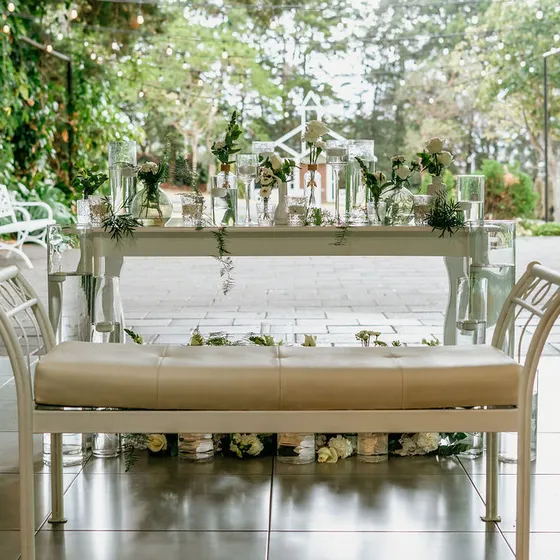 Montaje de sala lounge al aire libre entre las plantas de los jardines de Laureal