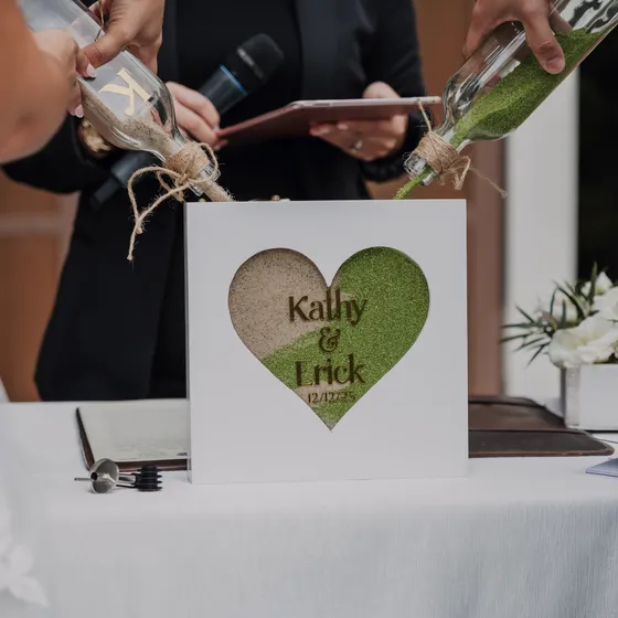Detalle del rótulo de los novios sobre la mesa de firmas, durante el brindis