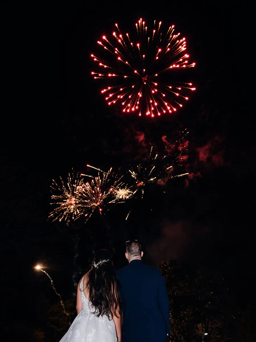 Fuegos artificiales sobre los jardines de Laureal al final de una celebración