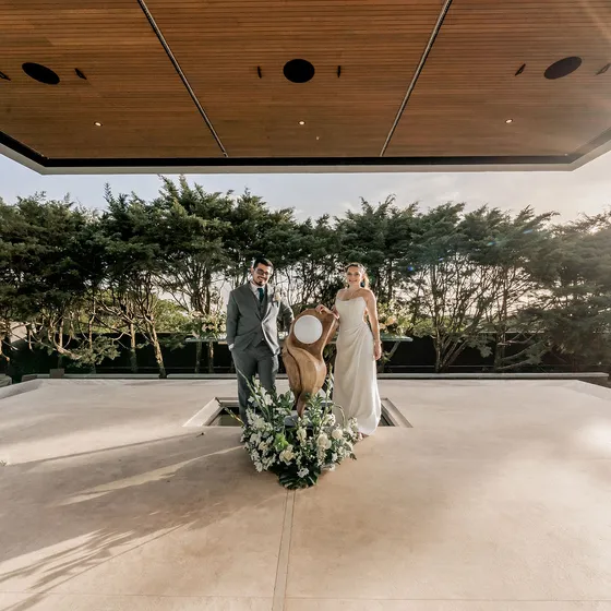 Los novios solos en la terraza de Nebulae con la luz de la tarde