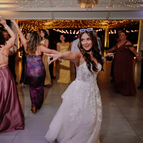 Pista llena de invitados bailando durante la fiesta en el salón