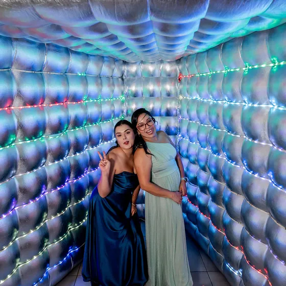 Invitadas posando dentro del túnel de luces LED del salón